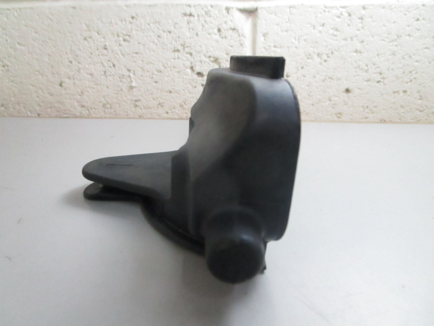 *NEW OEM* 0820 OMC Johnson Evinrude Grommet 350501 0350501