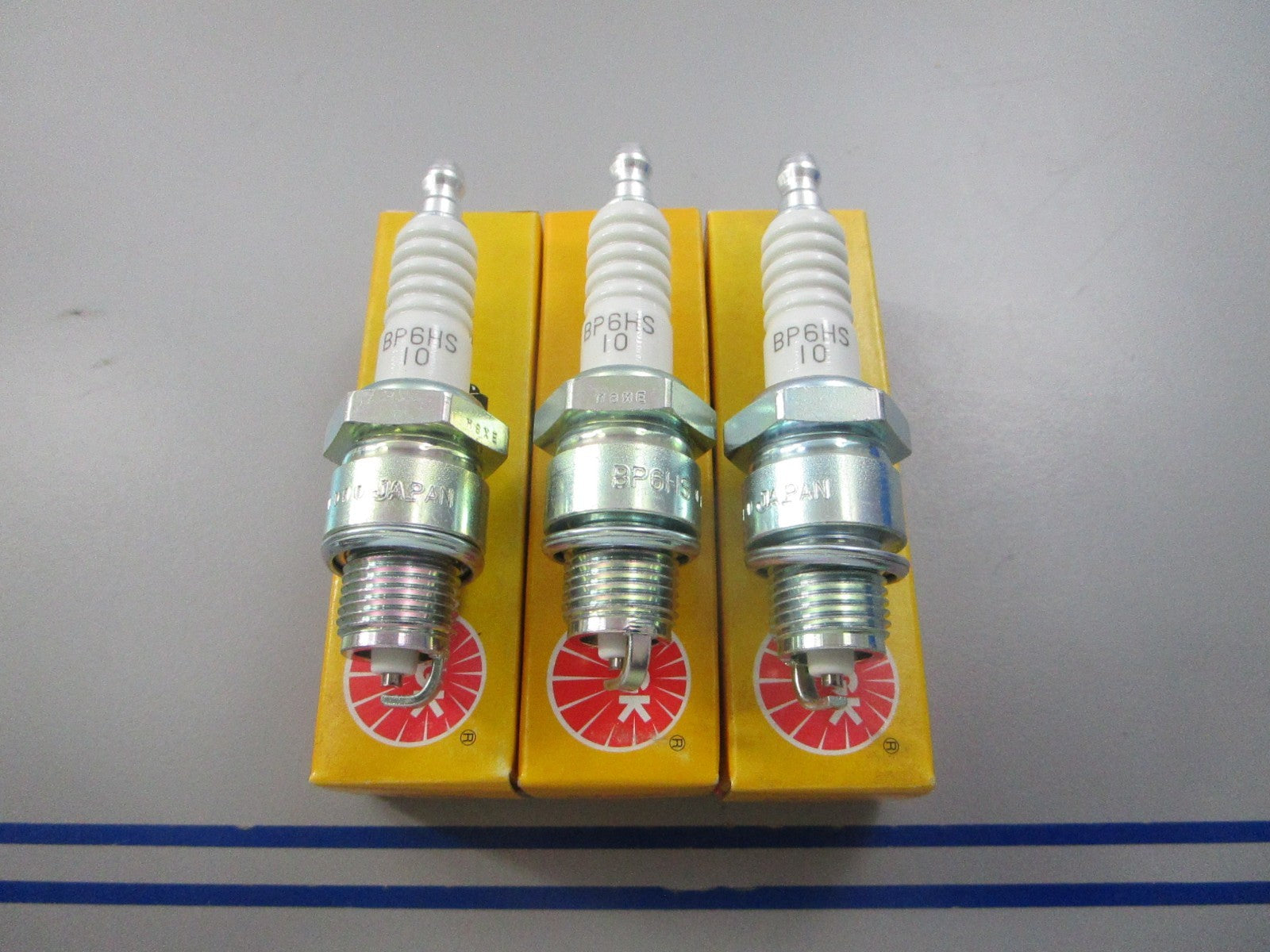 NEW (LOT OF 3) BP6HS-10 NGK Spark Plug 0810