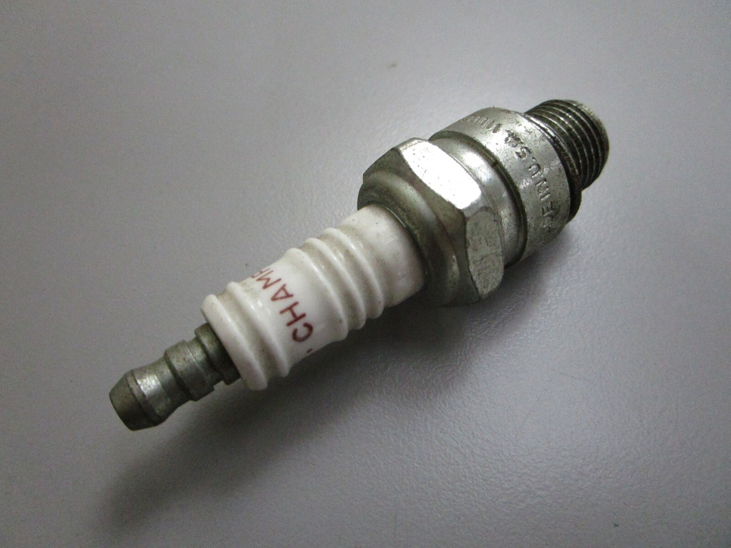 *NEW* 0810 Champion Spark Plug UL77V