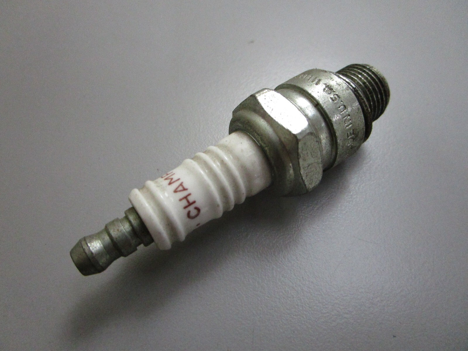 *NEW* 0810 Champion Spark Plug UL77V