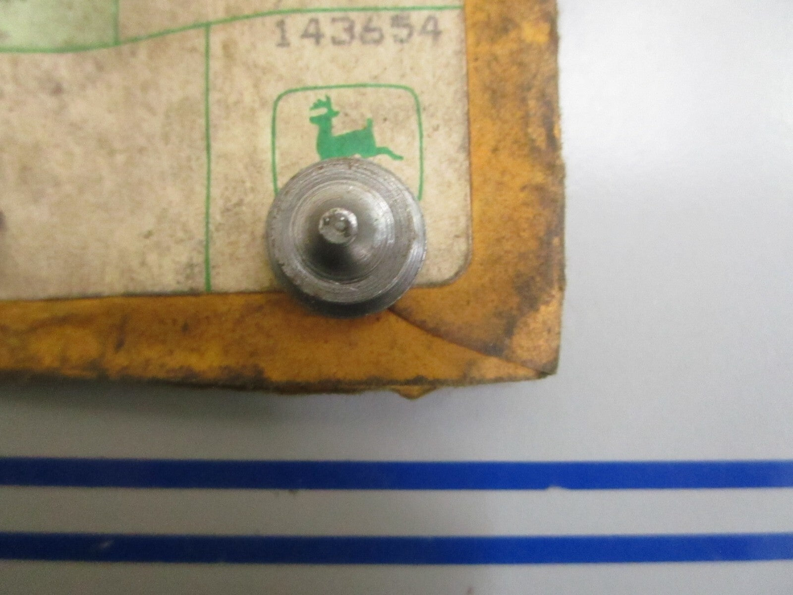 *NEW OEM* 0820 John Deere Aperture R40562