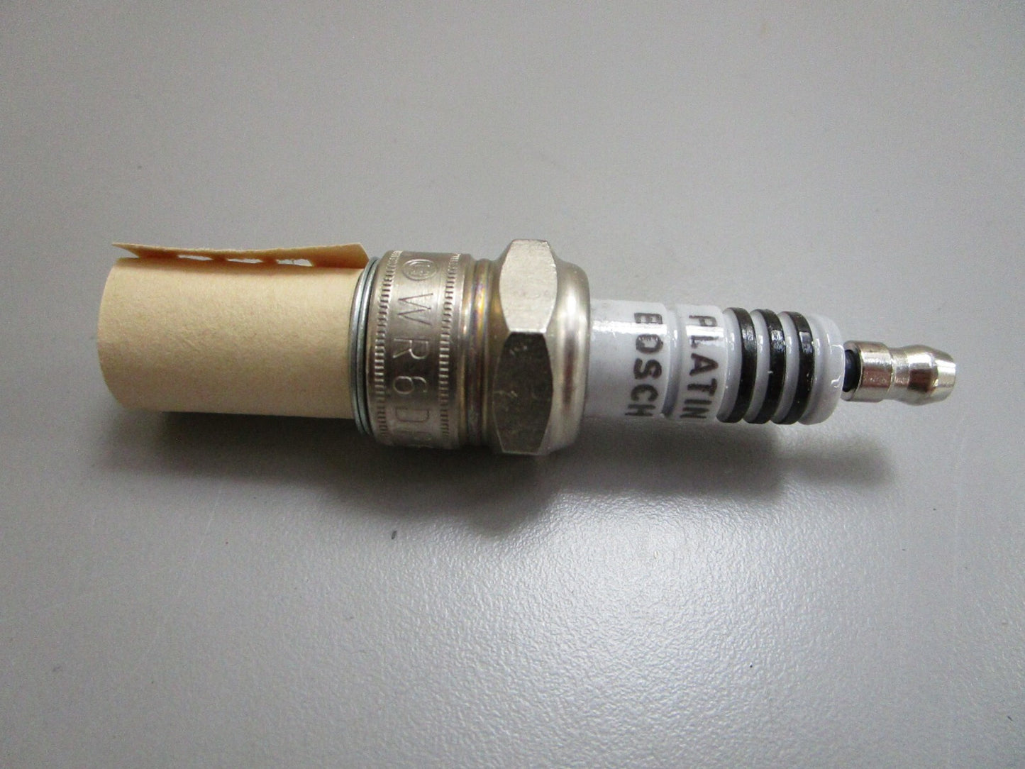 *NEW OEM* (LOT OF 4) 0820 Bosch Platinum Spark Plug WR6DP