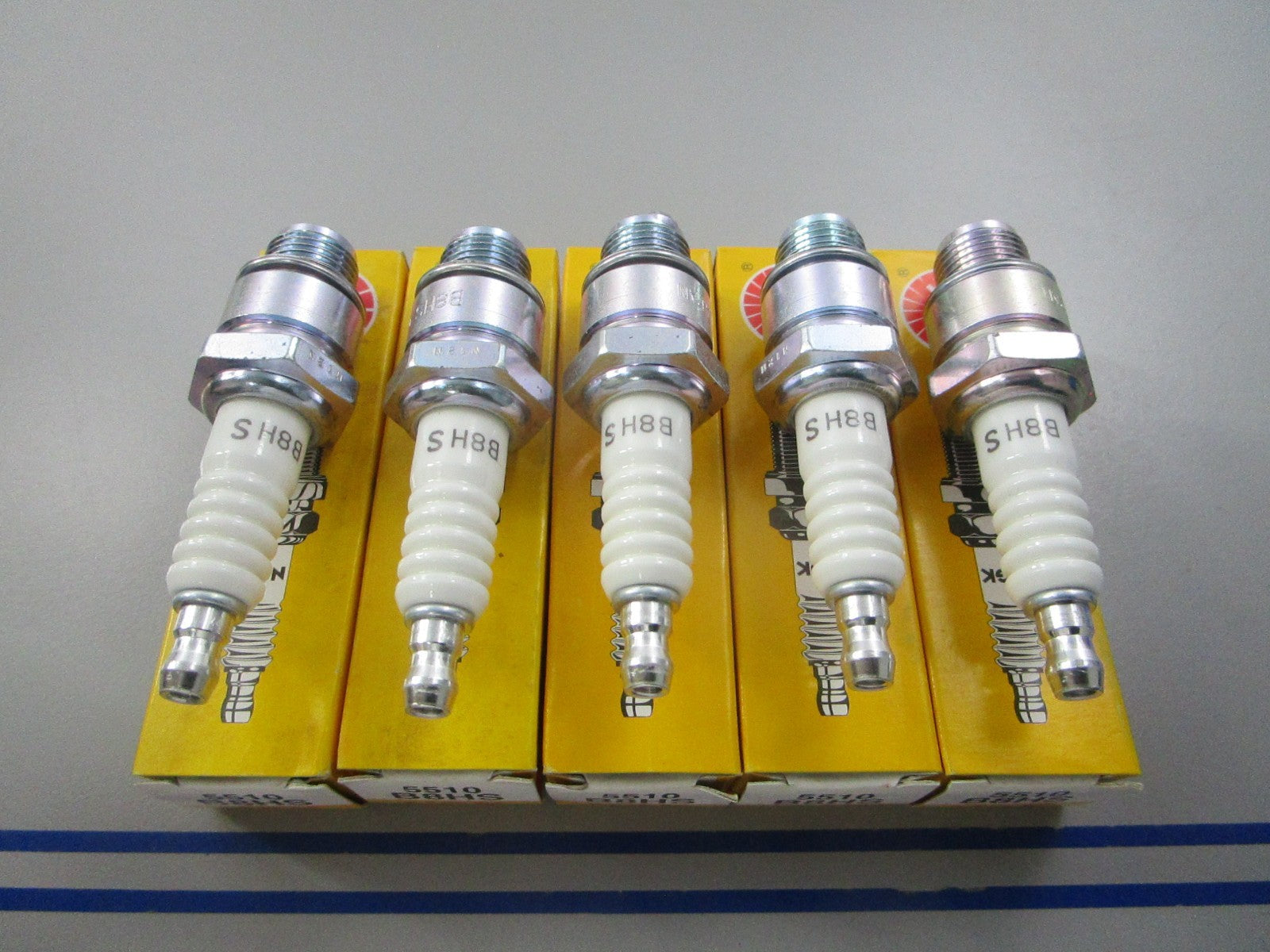 NEW (LOT OF 5) B8HS NGK Spark Plug 0810