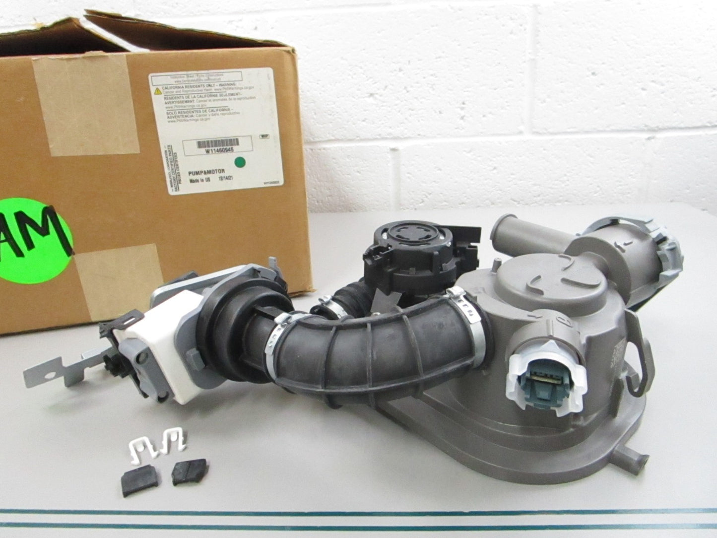 NEW OEM W11460945 Whirlpool Pump & Motor 0810