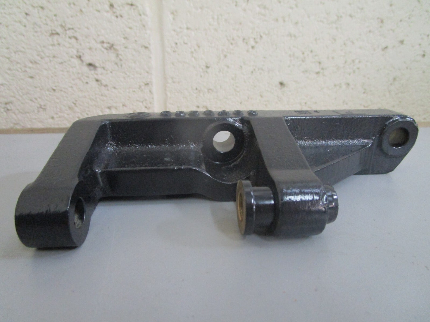 *NEW OEM* 0820 OMC Johnson Evinrude Bracket 3854068