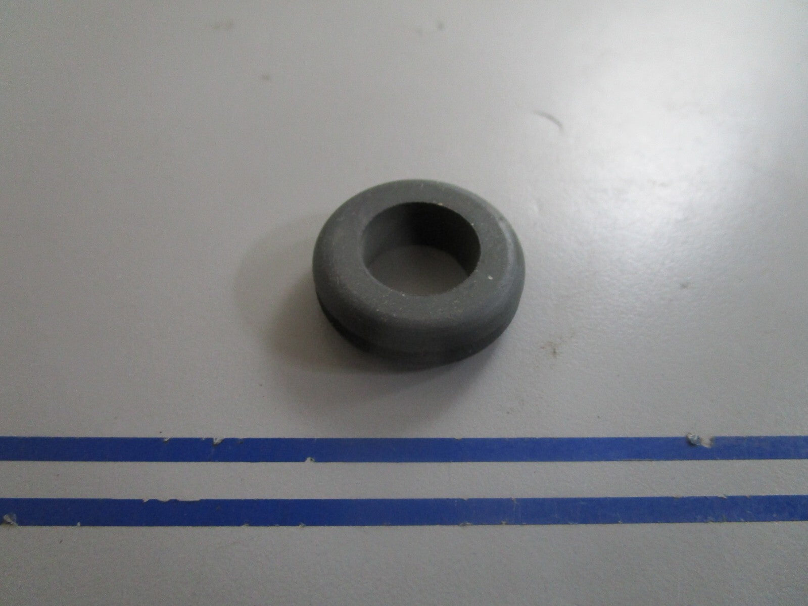 *NEW OEM* 0810 OMC Johnson Evinrude Grommet 909988 0909988