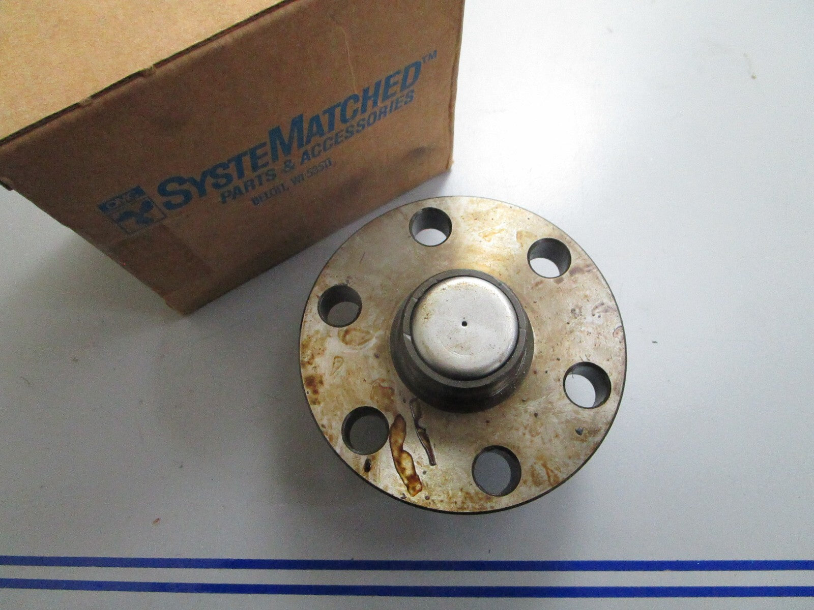 *NEW OEM* 0820 OMC Johnson Evinrude Hub & Plug Ay 981948 0981948