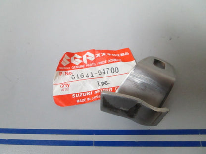 *NEW OEM* 0810 Suzuki Front Hook 61641-94700