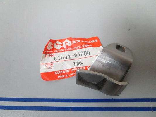 *NEW OEM* 0810 Suzuki Front Hook 61641-94700