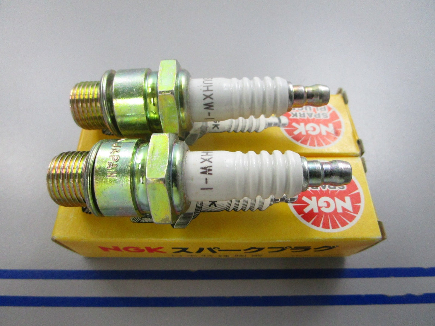 NEW (LOT OF 2) BUHXW-1 NGK Spark Plug 0810