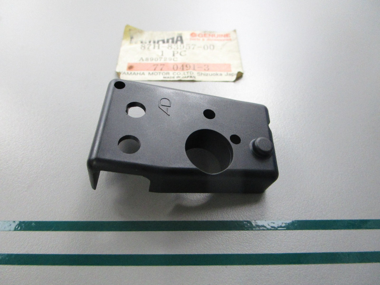 NEW OEM 87H-83957-00-00 Yamaha Lever Holder Cap 0810