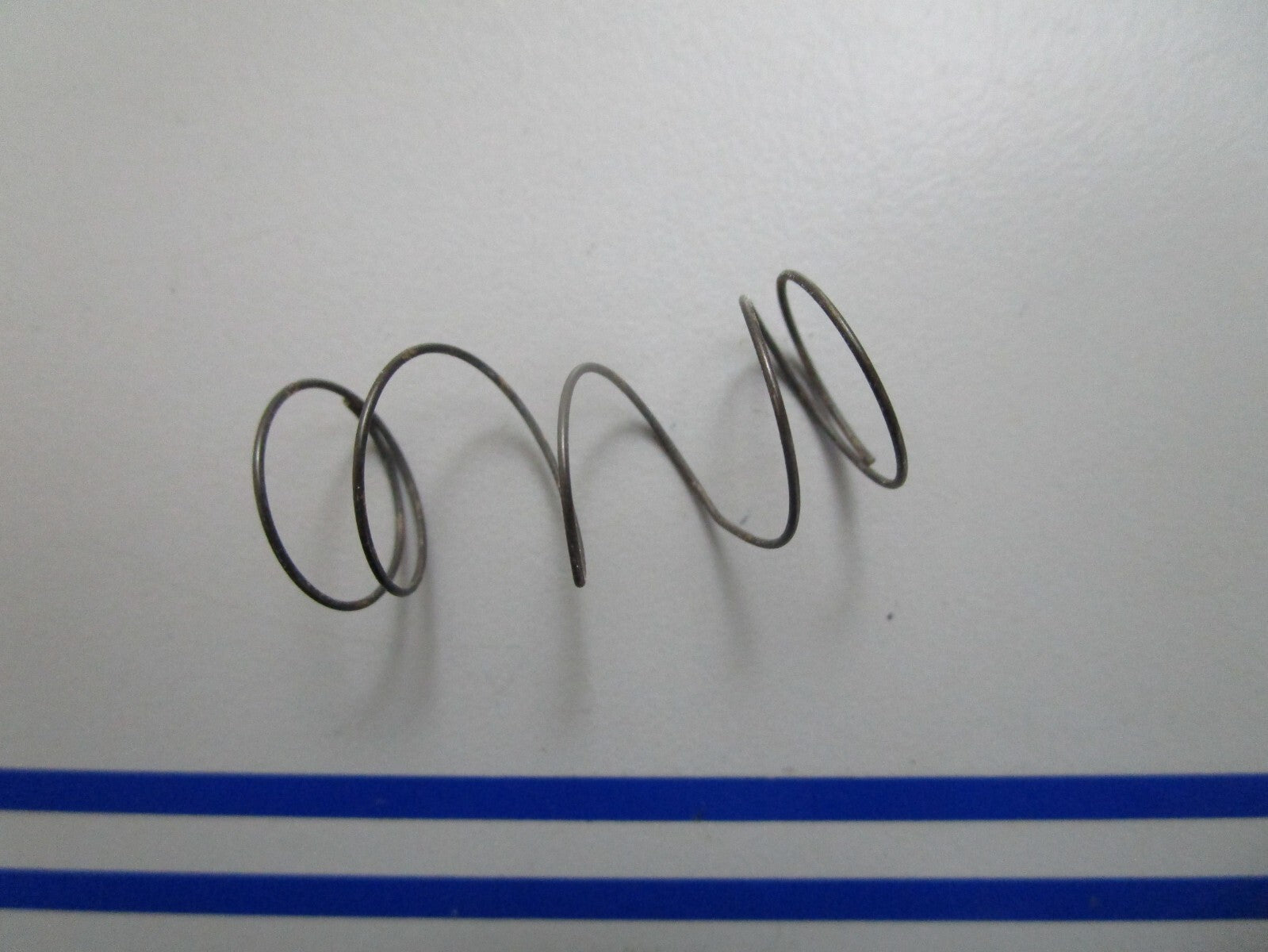 *NEW OEM* 0770 OMC Johnson Evinrude Spring 305199 0305199