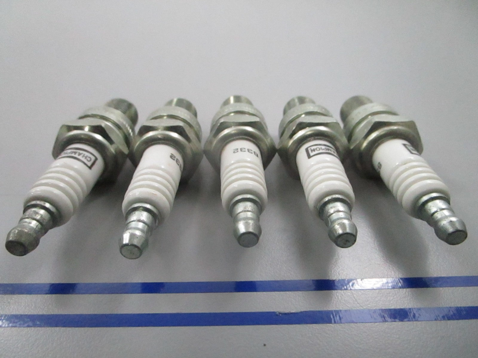 *NEW OEM* (LOT OF 5) 0810 Champion Spark Plug 8332