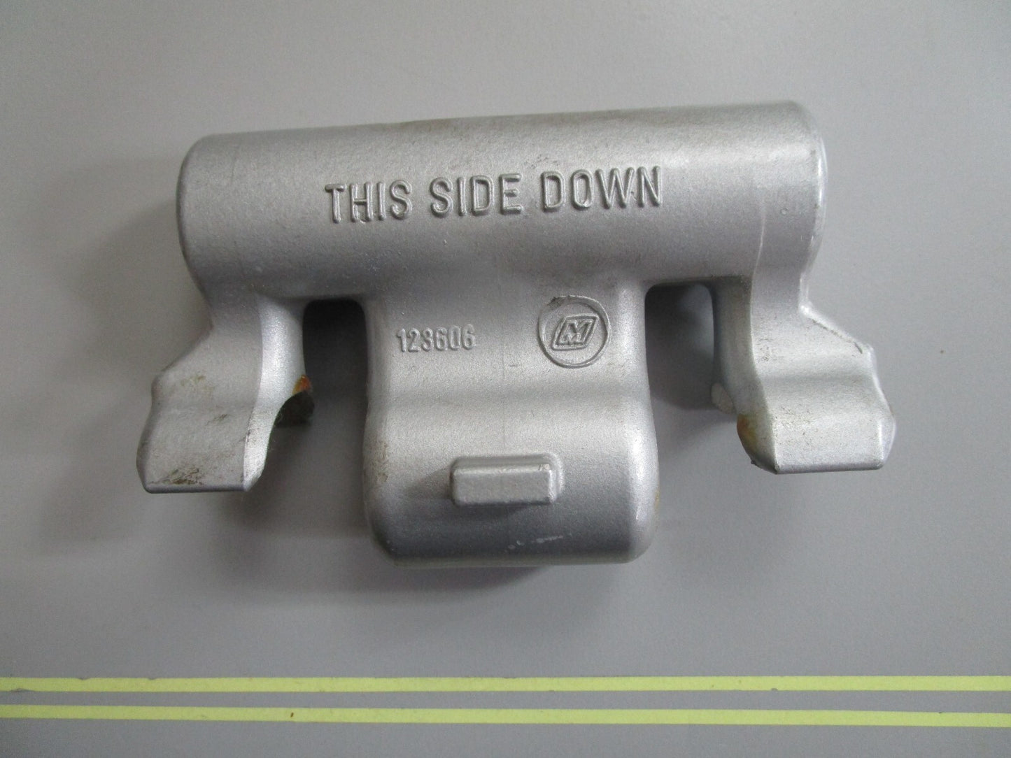 *NEW OEM* 0810 OMC Johnson Evinrude Mounting Bracket 123606 0123606