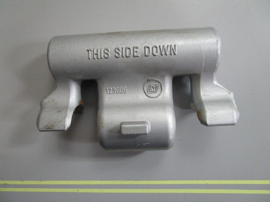 *NEW OEM* 0810 OMC Johnson Evinrude Mounting Bracket 123606 0123606