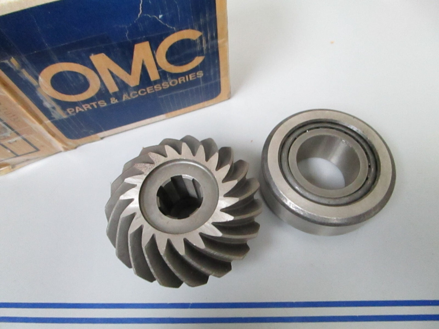 *NEW OEM* 0810 OMC Johnson Evinrude Pinion Gear & Bearing Ay 979999 0979999