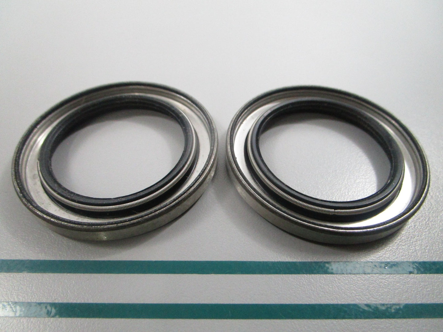 NEW OEM (LOT OF 2) 981195 0981195 OMC Johnson Evinrude Seal 0810