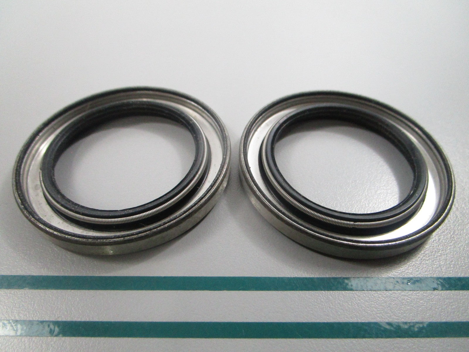 NEW OEM (LOT OF 2) 981195 0981195 OMC Johnson Evinrude Seal 0810