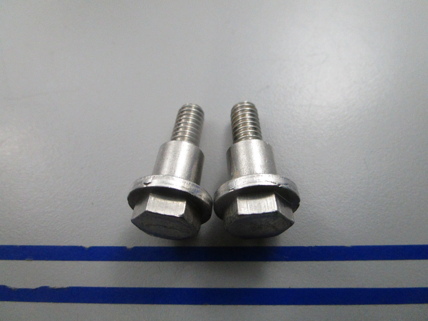 NEW OEM (LOT OF 2) 305618 0305618 OMC Johnson Evinrude Screw 0810