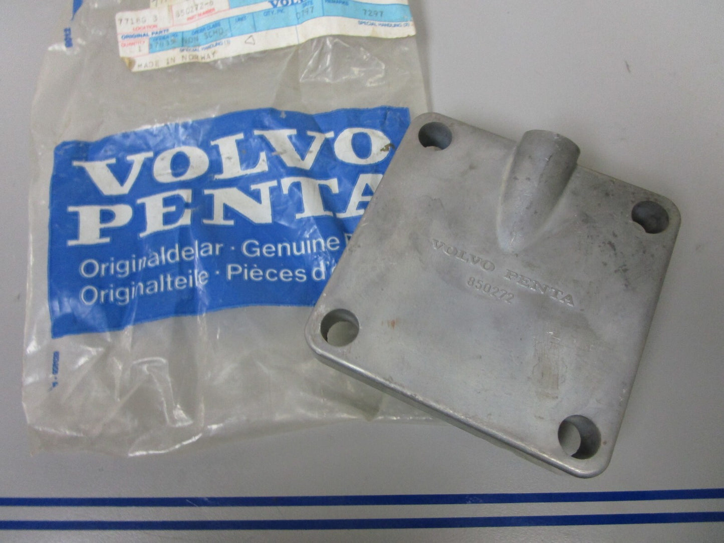 *NEW OEM* 0720 Volvo Penta Cover 850272