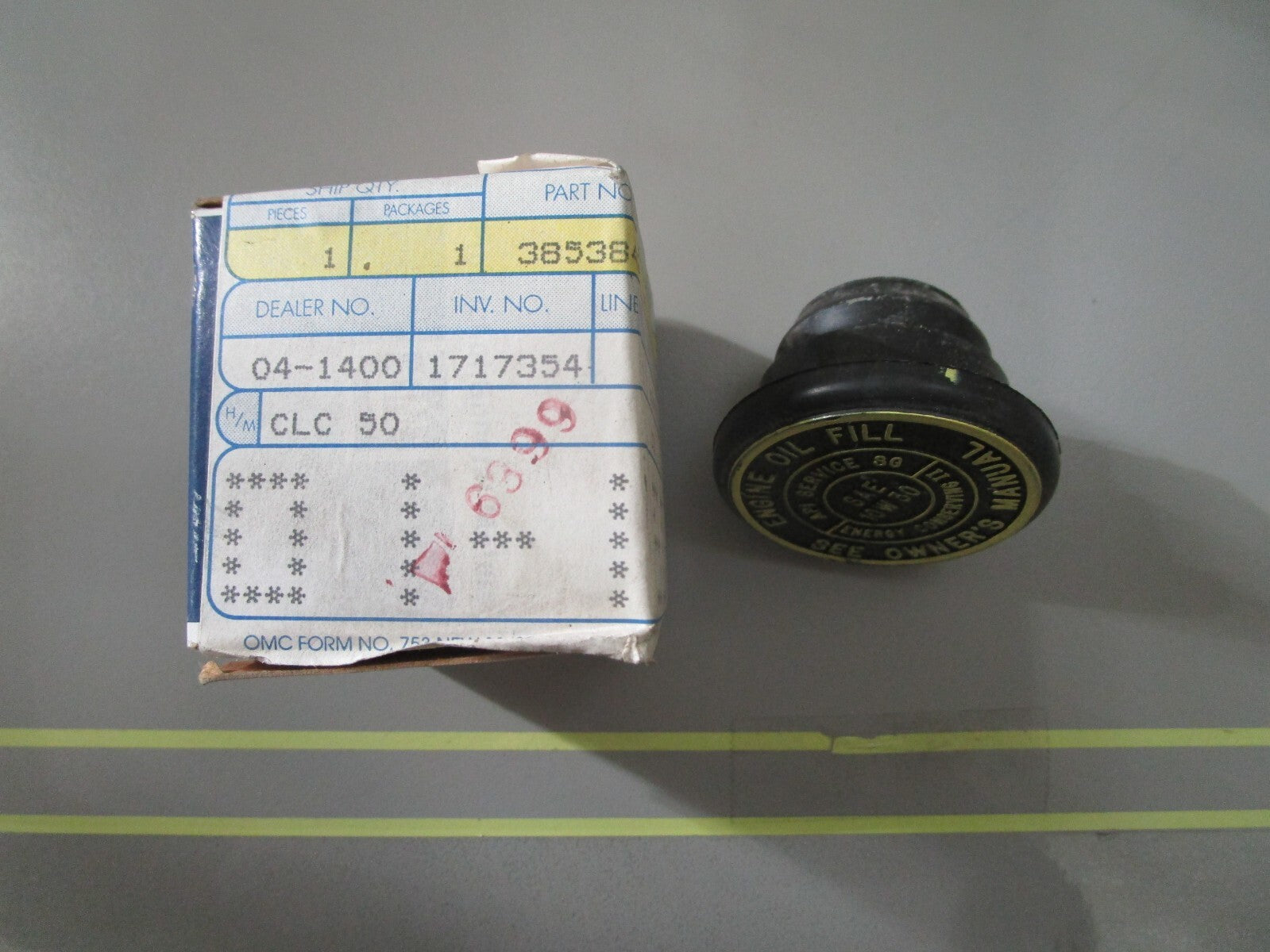 *NEW OEM* 0810 OMC Johnson Evinrude Oil Cap 3853842