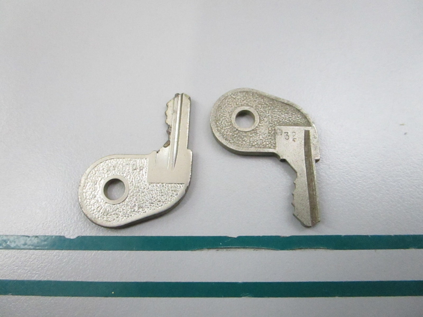 NEW OEM (LOT OF 2) 501796 0501796 OMC Johnson Evinrude 73-32 Ignition Key 0810