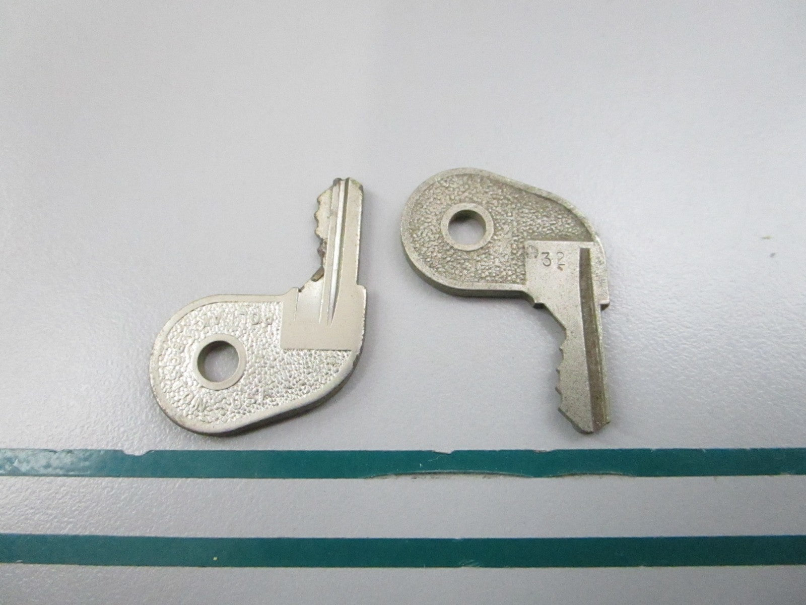NEW OEM (LOT OF 2) 501796 0501796 OMC Johnson Evinrude 73-32 Ignition Key 0810