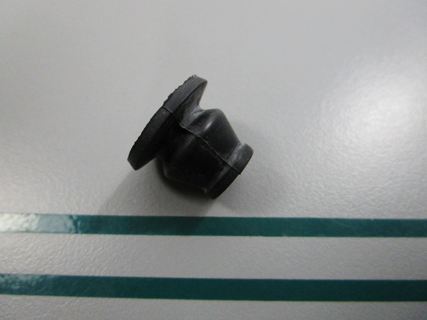 NEW OEM 311439 0311439 OMC Johnson Evinrude Grommet 0810