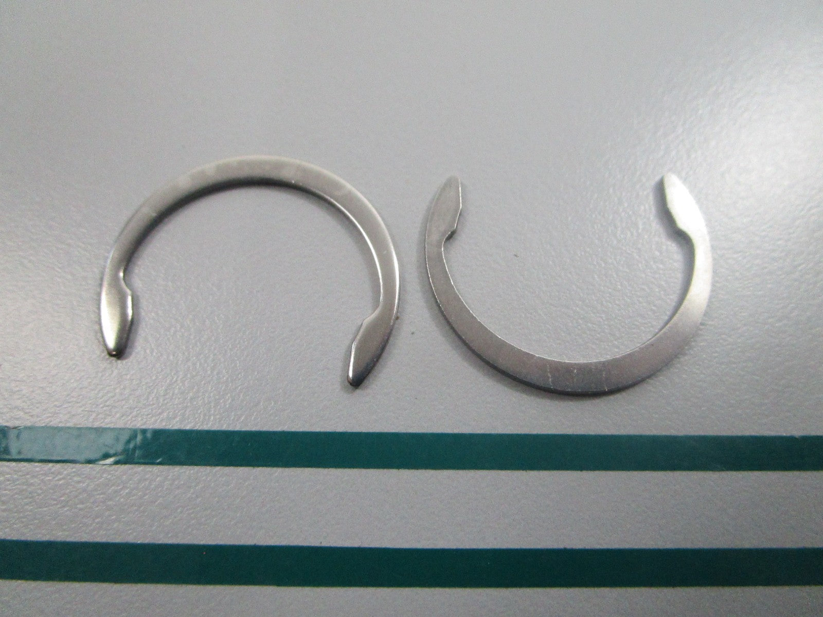 NEW OEM (LOT OF 2) 336110 0336110 OMC Johnson Evinrude Retaining Clip 0810