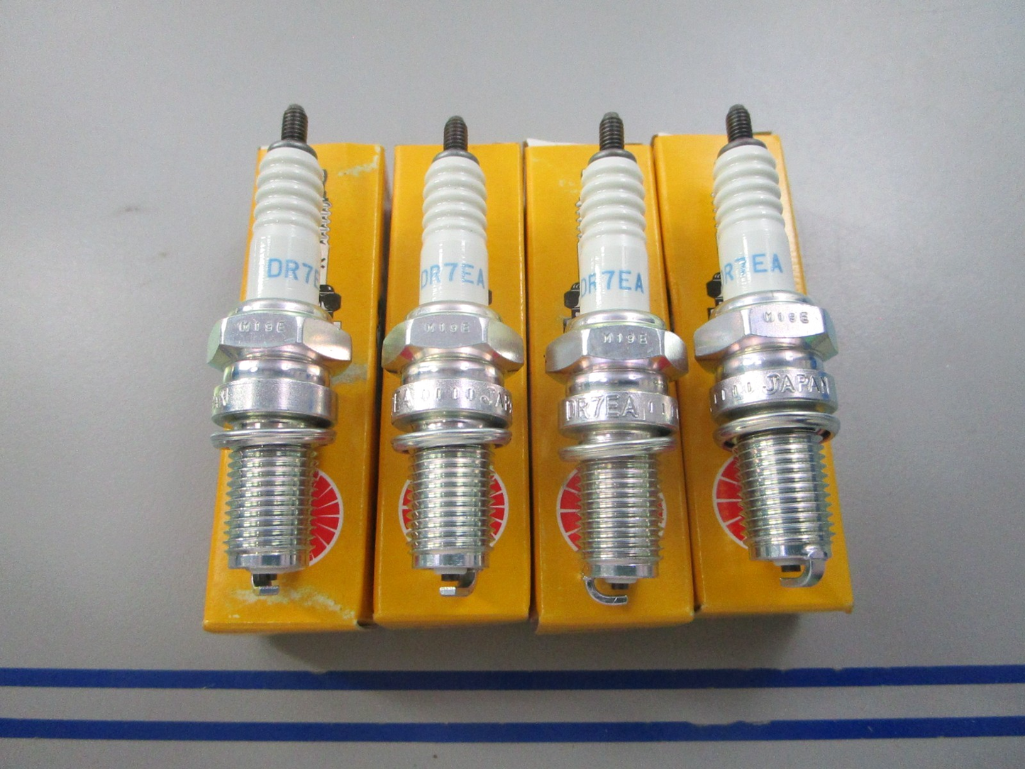 NEW (LOT OF 4) DR7EA NGK Spark Plug 0810