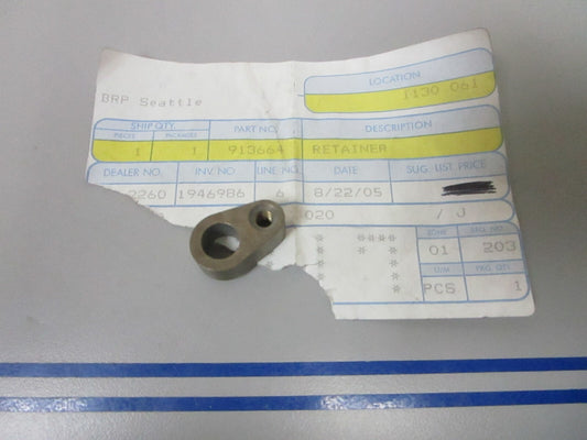 *NEW OEM* 0810 OMC Johnson Evinrude Retainer 913664 0913664