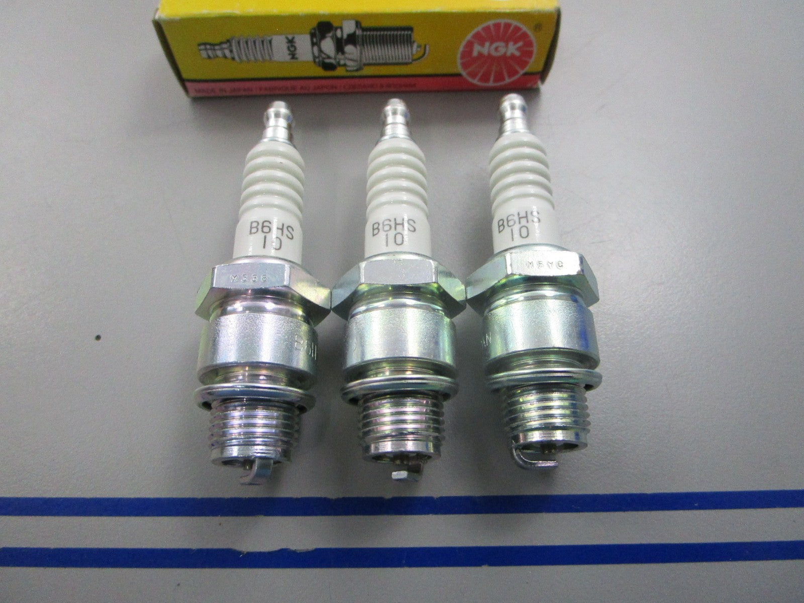NEW (LOT OF 3) B6HS-10 NGK Spark Plug 0810
