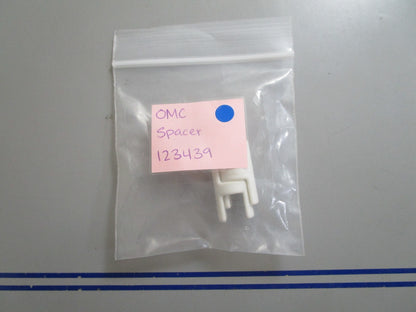 *NEW OEM* (LOT OF 2) 0810 OMC Johnson Evinrude Spacer 123439 0123439