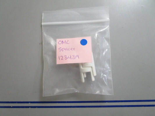 *NEW OEM* (LOT OF 2) 0810 OMC Johnson Evinrude Spacer 123439 0123439