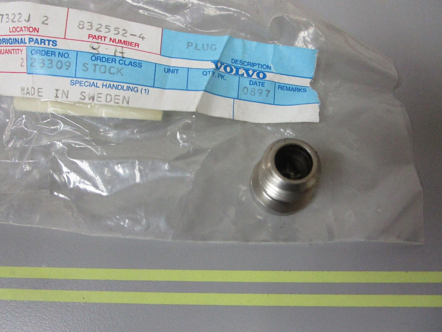 *NEW OEM* 0810 Volvo Penta Plug 832552