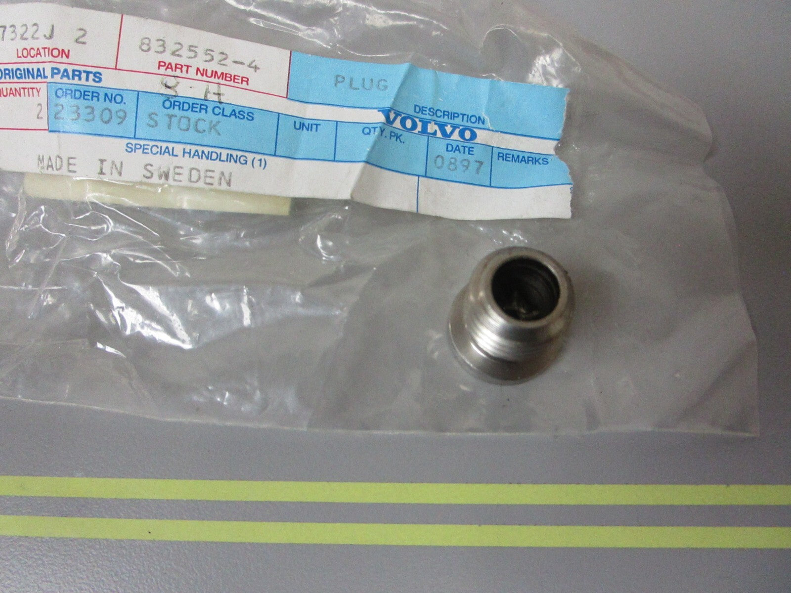 *NEW OEM* 0810 Volvo Penta Plug 832552