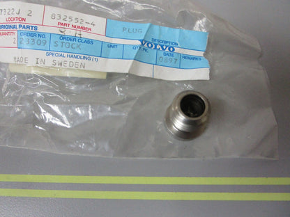 *NEW OEM* 0810 Volvo Penta Plug 832552
