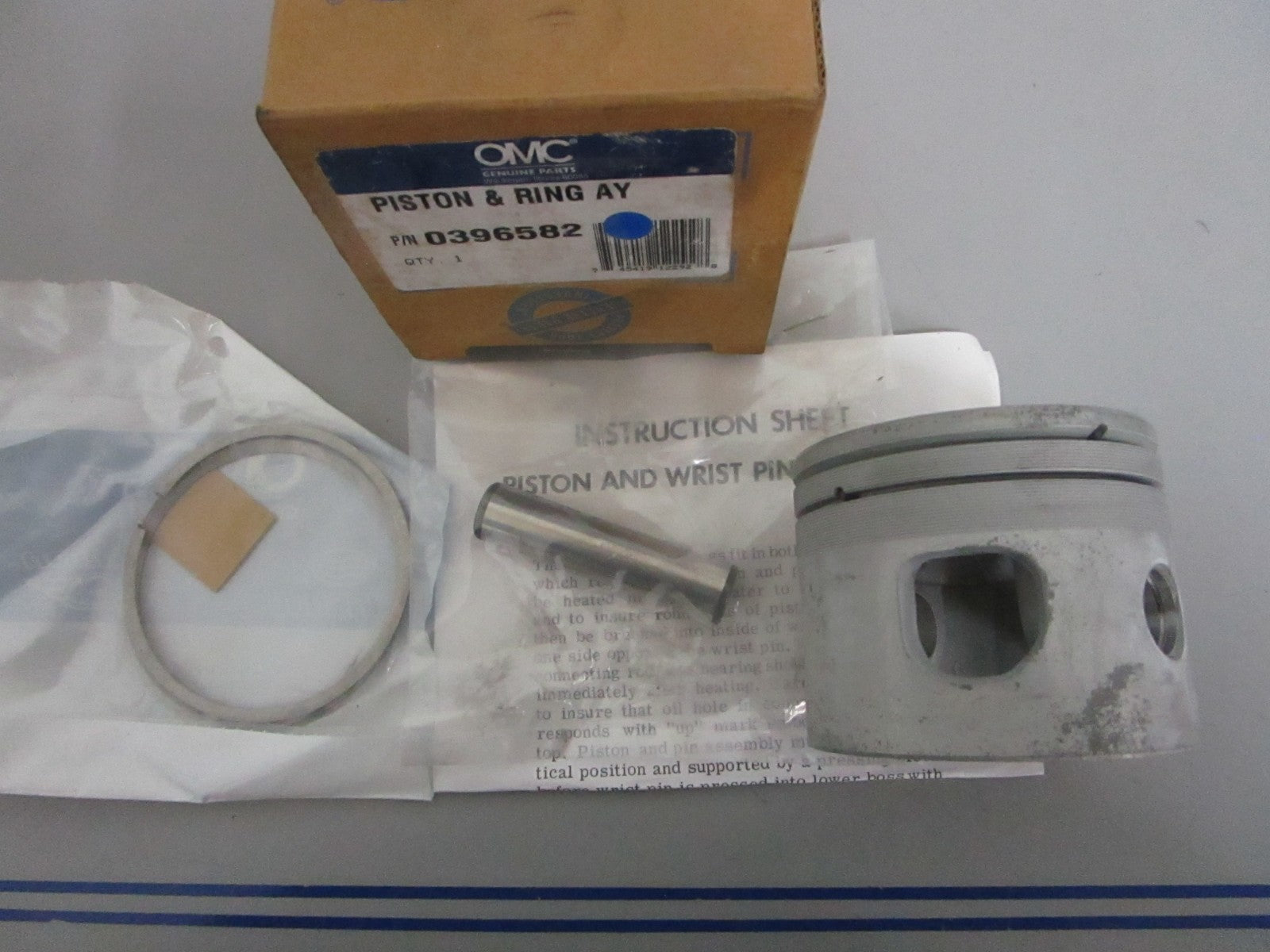 NEW OEM 396582 0396582 OMC Johnson Evinrude Piston & Ring Assy 0820