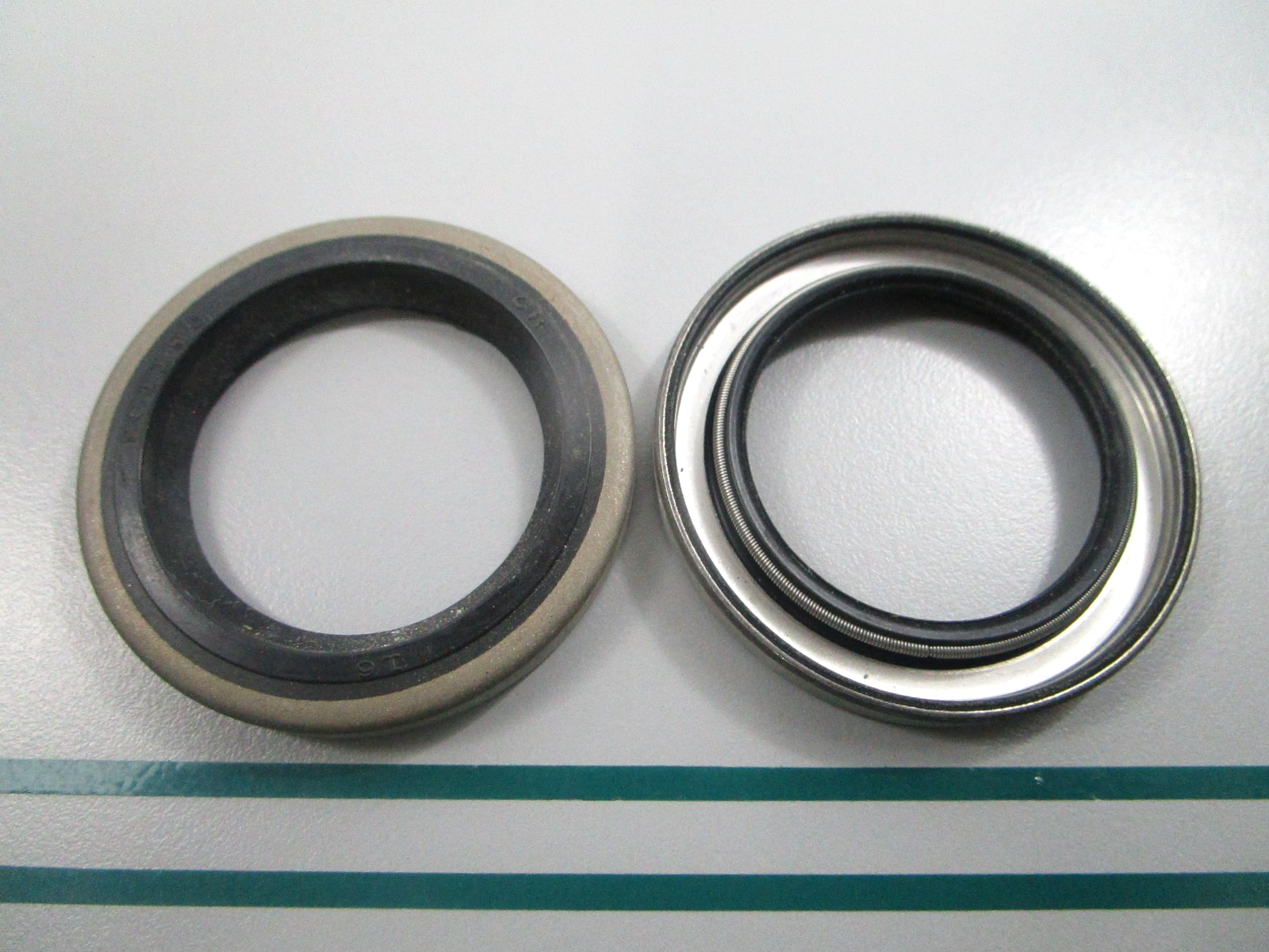 NEW OEM (LOT OF 2) 981195 0981195 OMC Johnson Evinrude Seal 0810