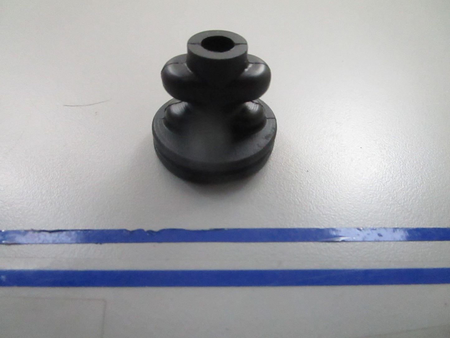 *NEW OEM* 0810 OMC Johnson Evinrude Grommet 336255 0336255