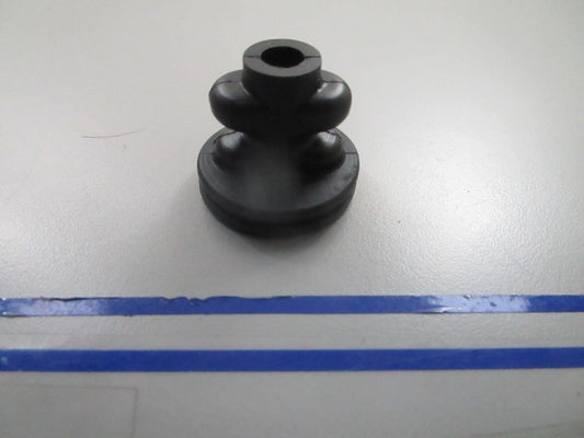 *NEW OEM* 0810 OMC Johnson Evinrude Grommet 336255 0336255