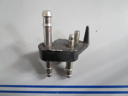 NEW OEM 394313 0394313 OMC Johnson Evinrude Fuel Connector 0820