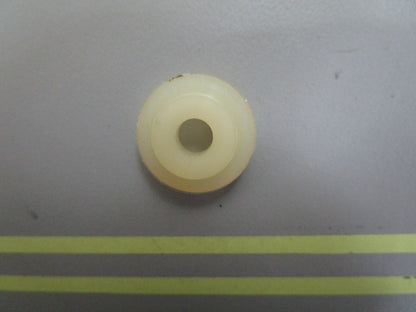 *NEW OEM* 0810 OMC Johnson Evinrude Seat 305572 0305572