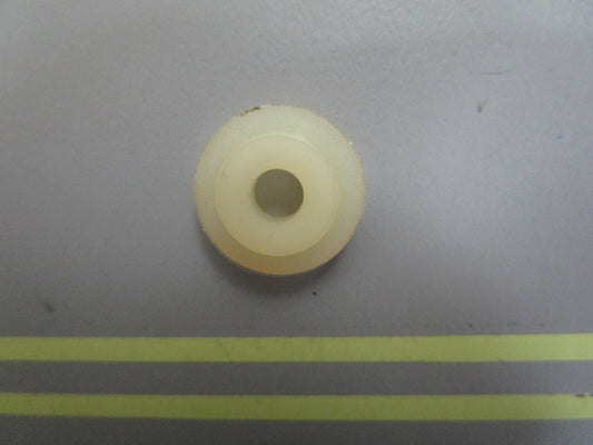 *NEW OEM* 0810 OMC Johnson Evinrude Seat 305572 0305572