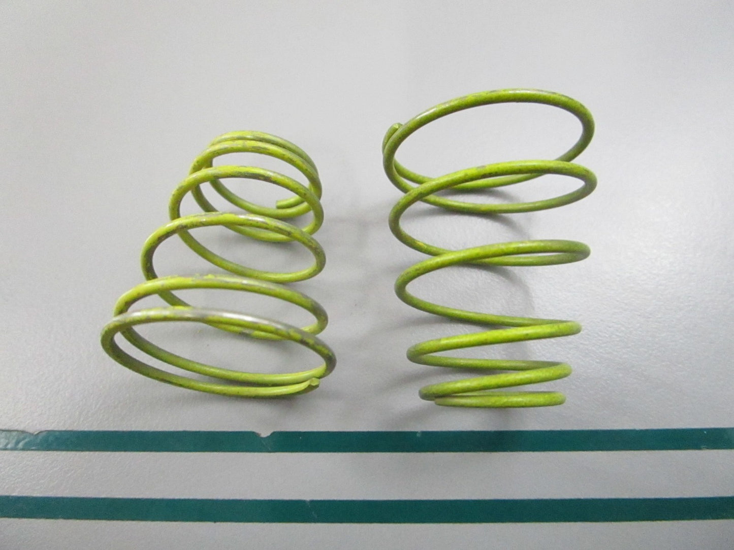 NEW OEM (LOT OF 2) 343977 0343977 OMC Johnson Evinrude Spring 0810