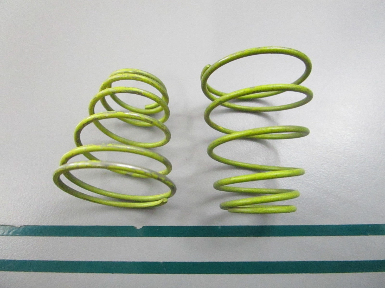 NEW OEM (LOT OF 2) 343977 0343977 OMC Johnson Evinrude Spring 0810