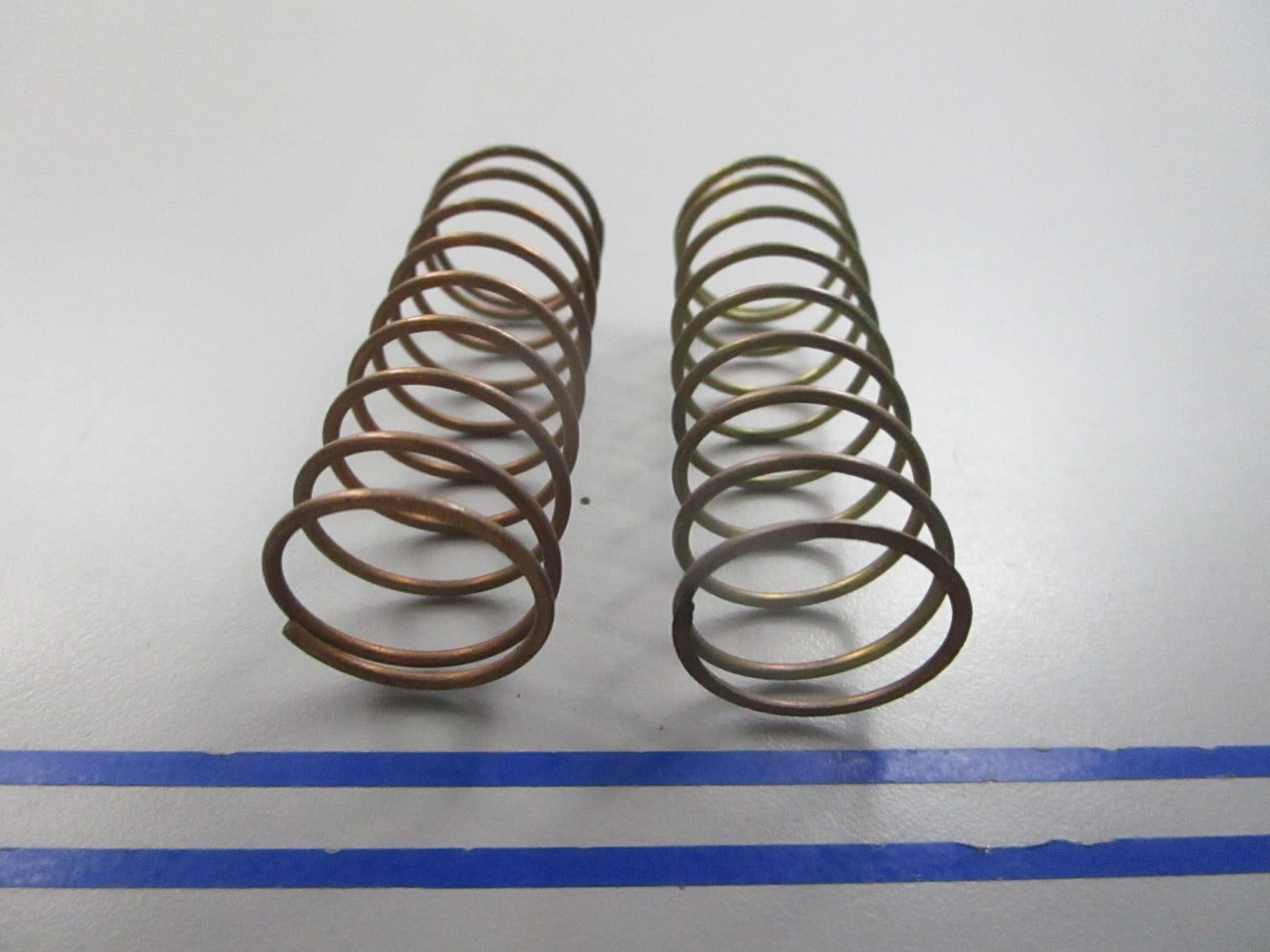 NEW OEM (LOT OF 2) 304499 0304499 OMC Johnson Evinrude Spring 0810