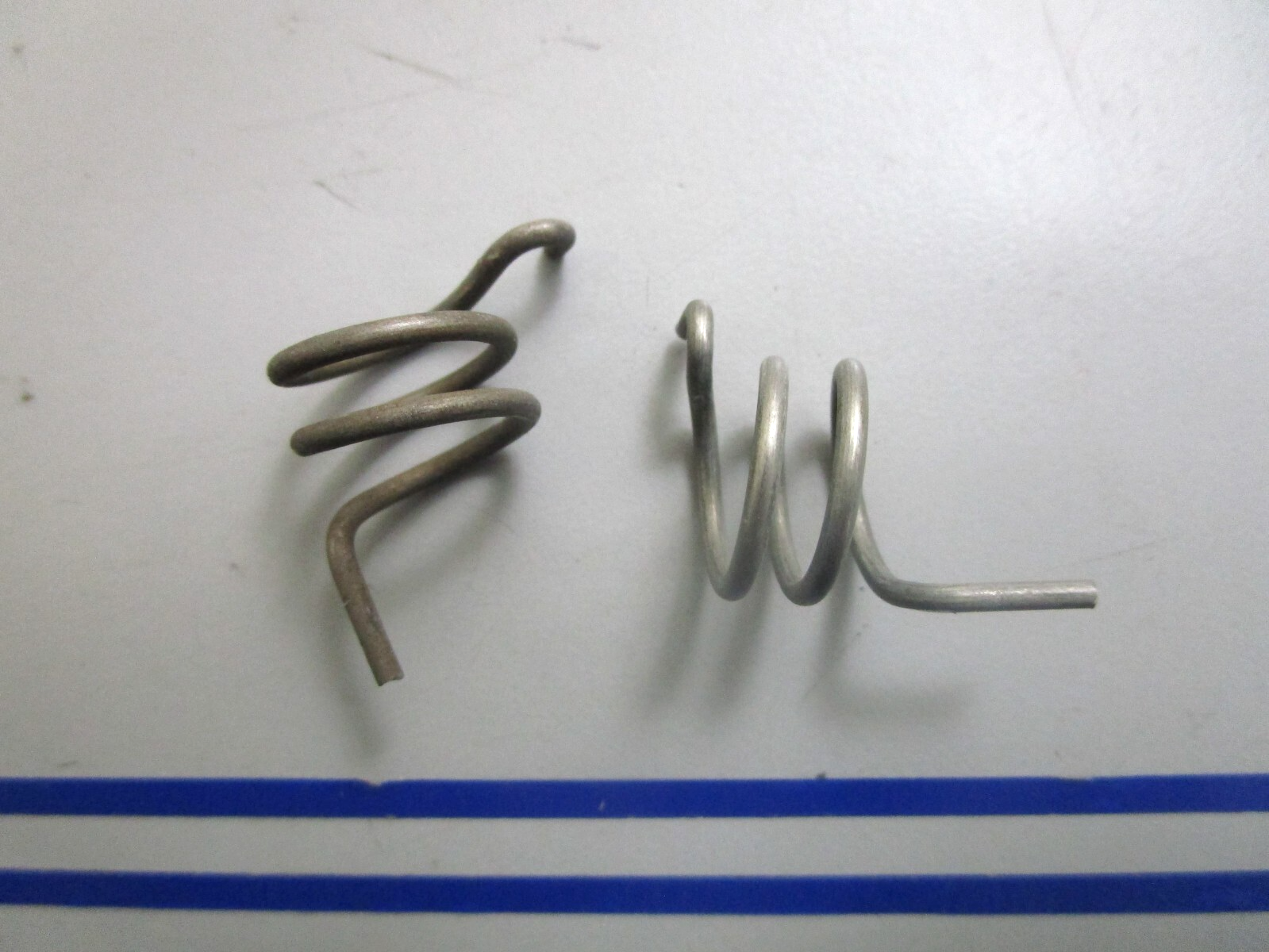 *NEW OEM* (LOT OF 2) 0810 OMC Johnson Evinrude Spring 303725 0303725