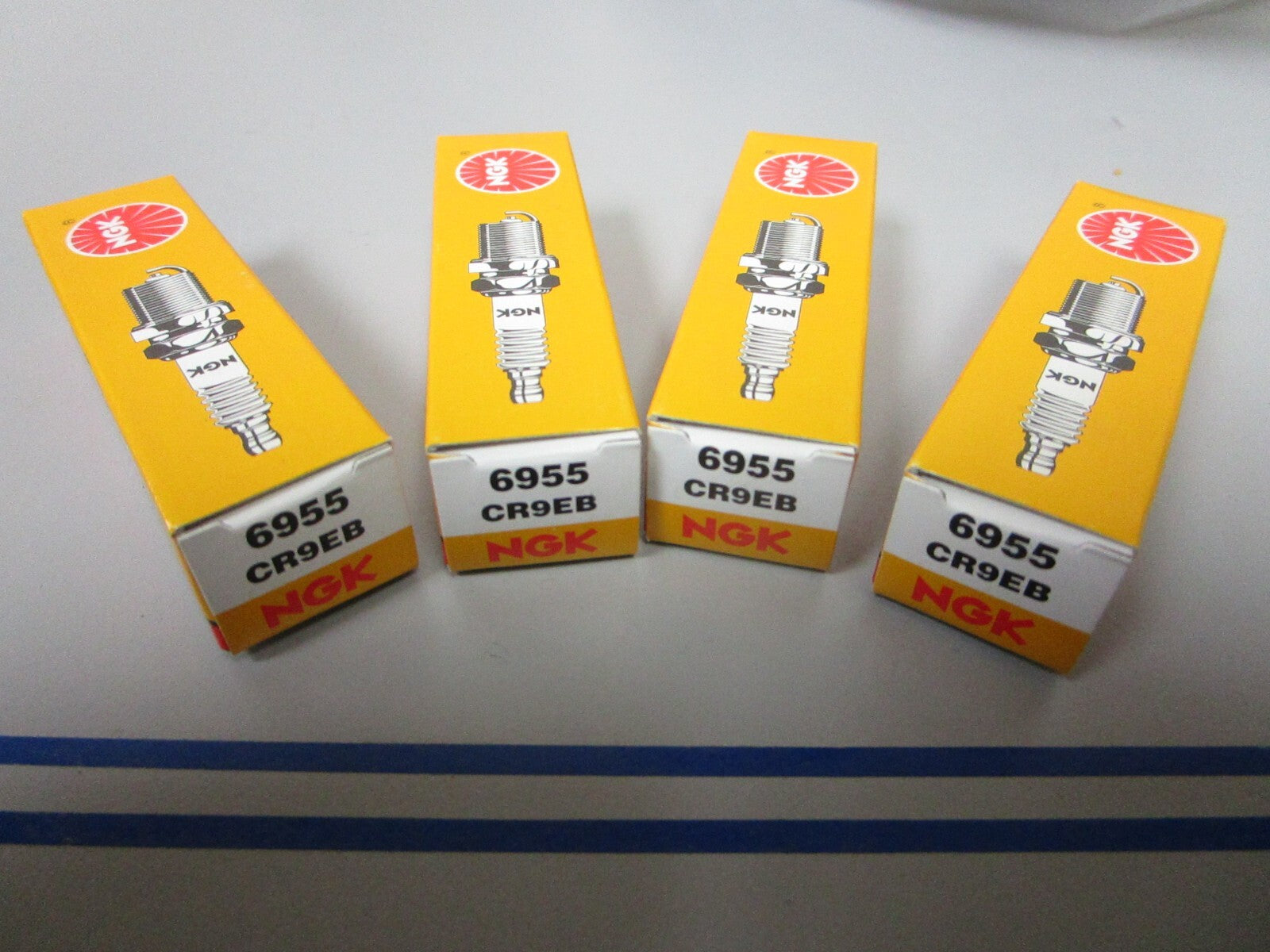 *NEW* (LOT OF 4) 0810 NGK Spark Plug CR9EB