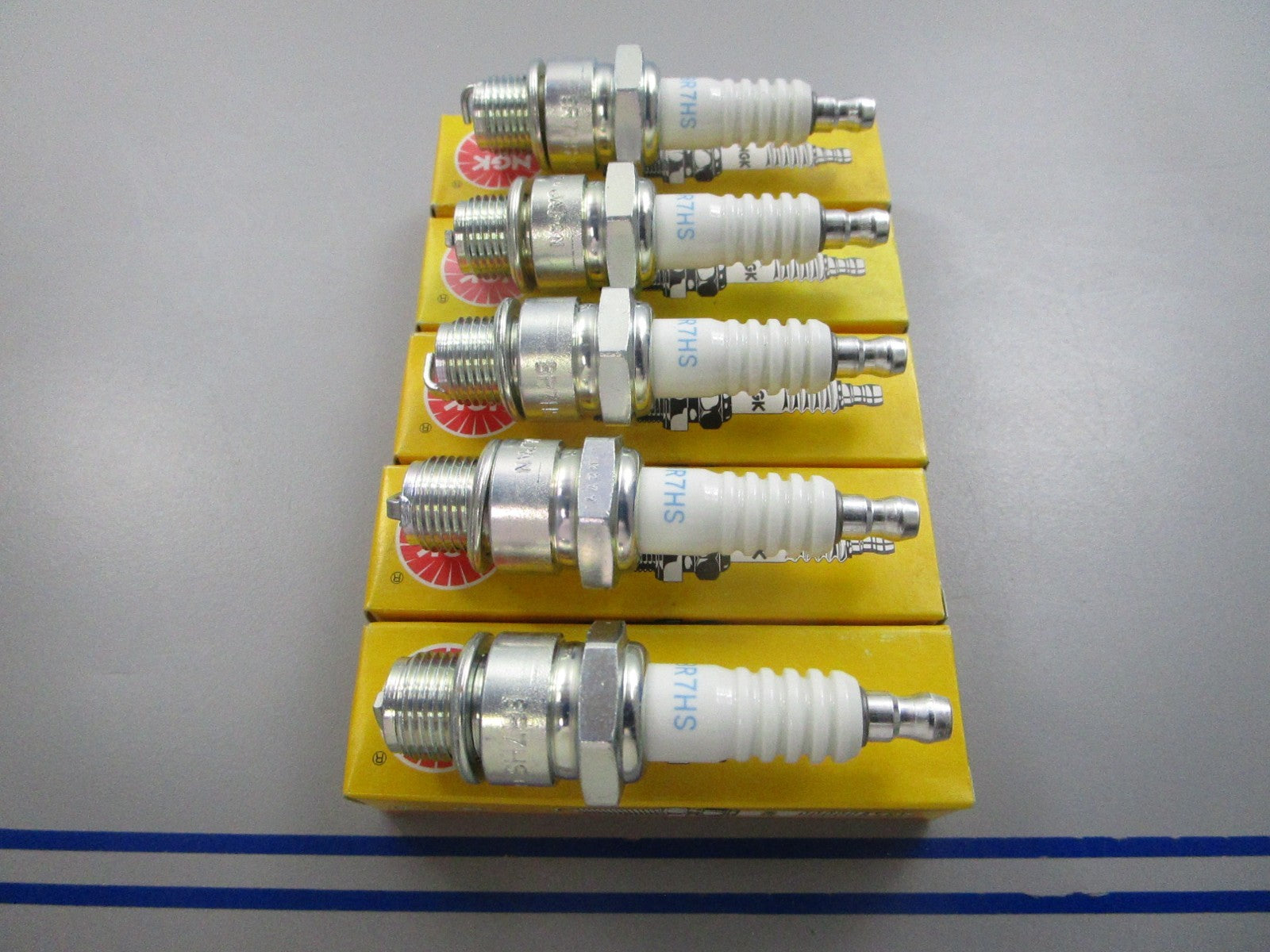 NEW (LOT OF 5) BR7HS NGK Spark Plug 0810